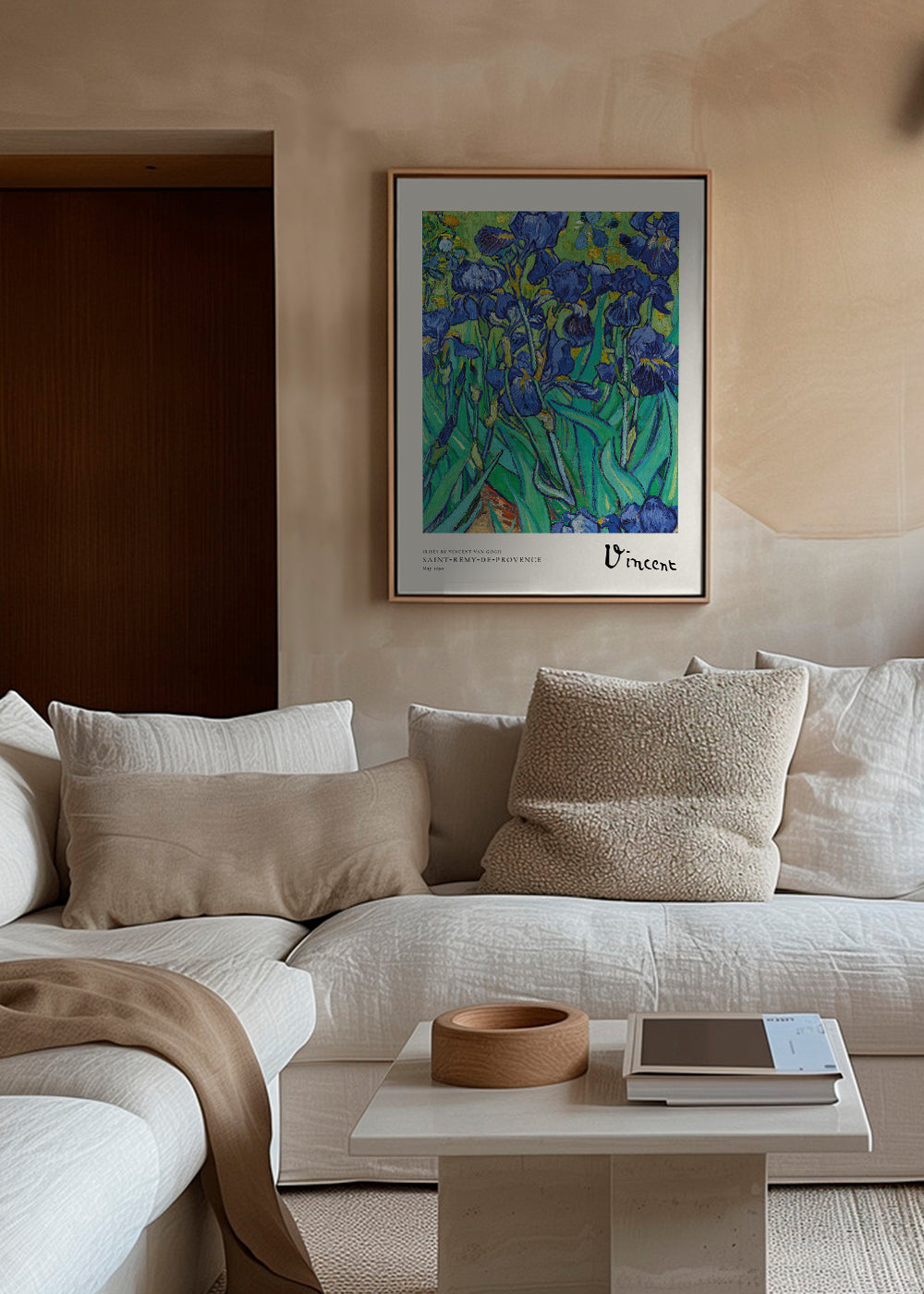 Botanische print: blauwe irissen met expressieve penseelstreek