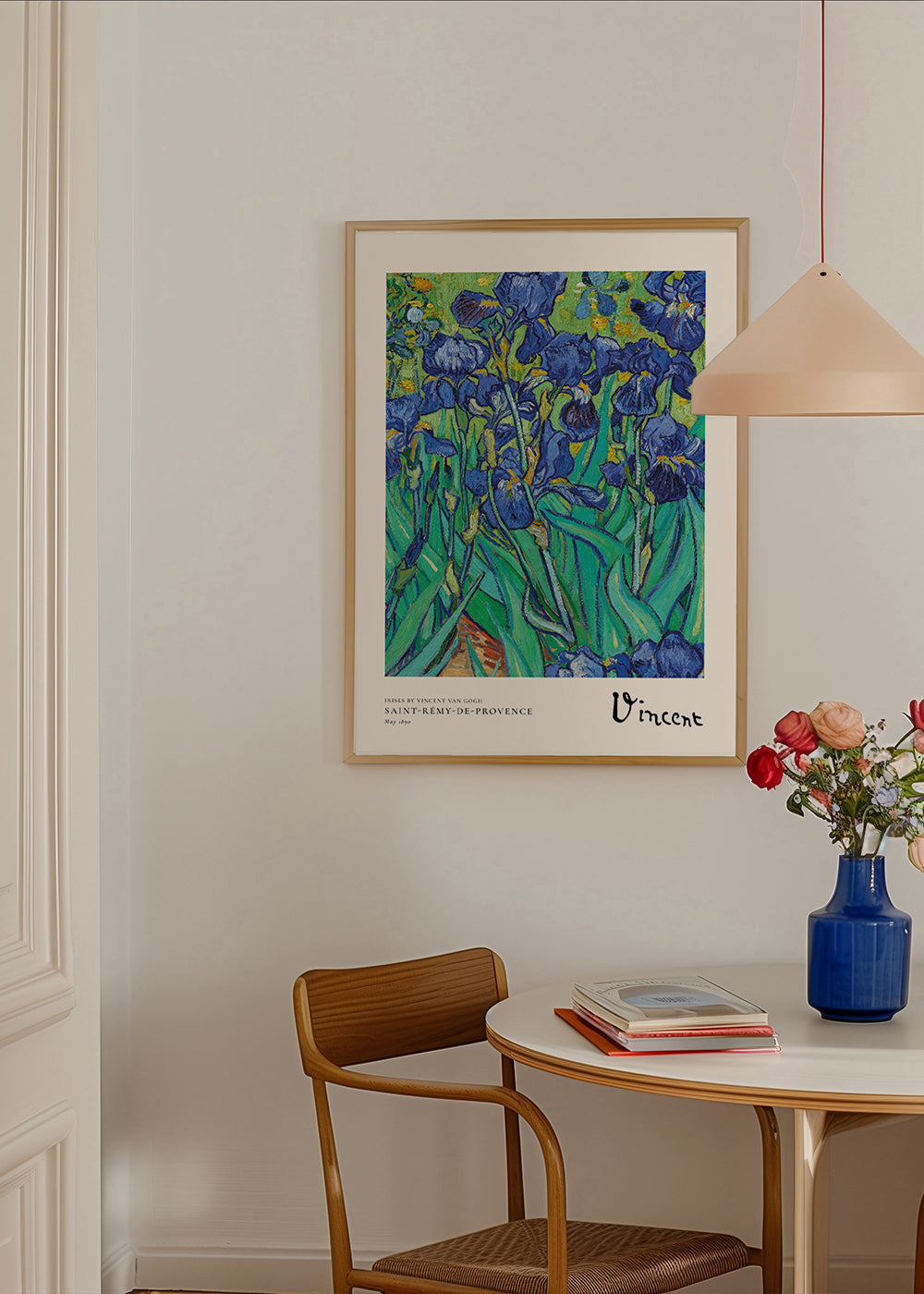 Botanische print: blauwe irissen met expressieve penseelstreek