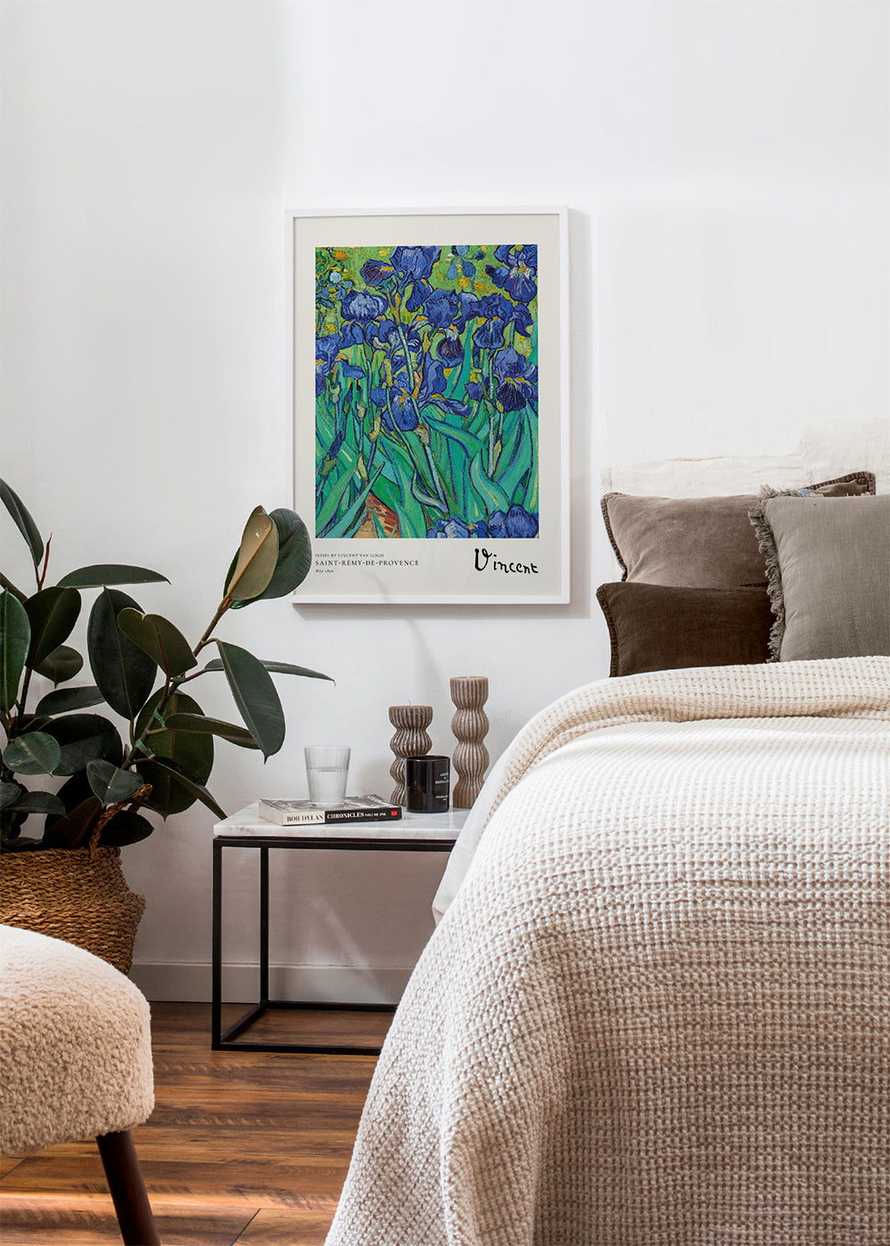 Botanische print: blauwe irissen met expressieve penseelstreek