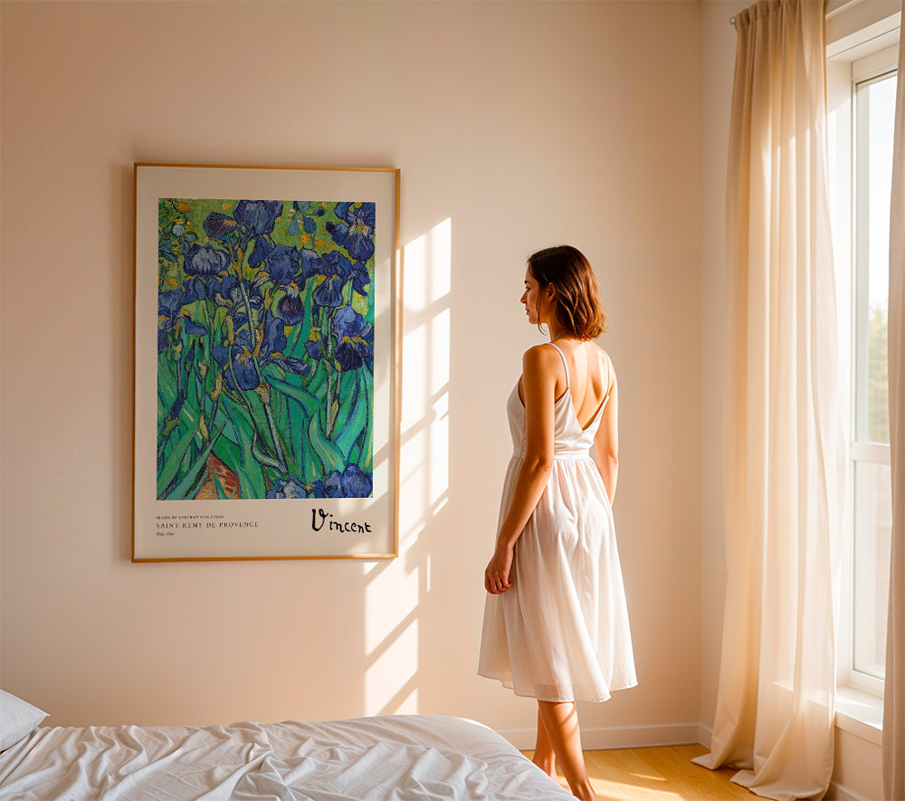 Botanische print: blauwe irissen met expressieve penseelstreek