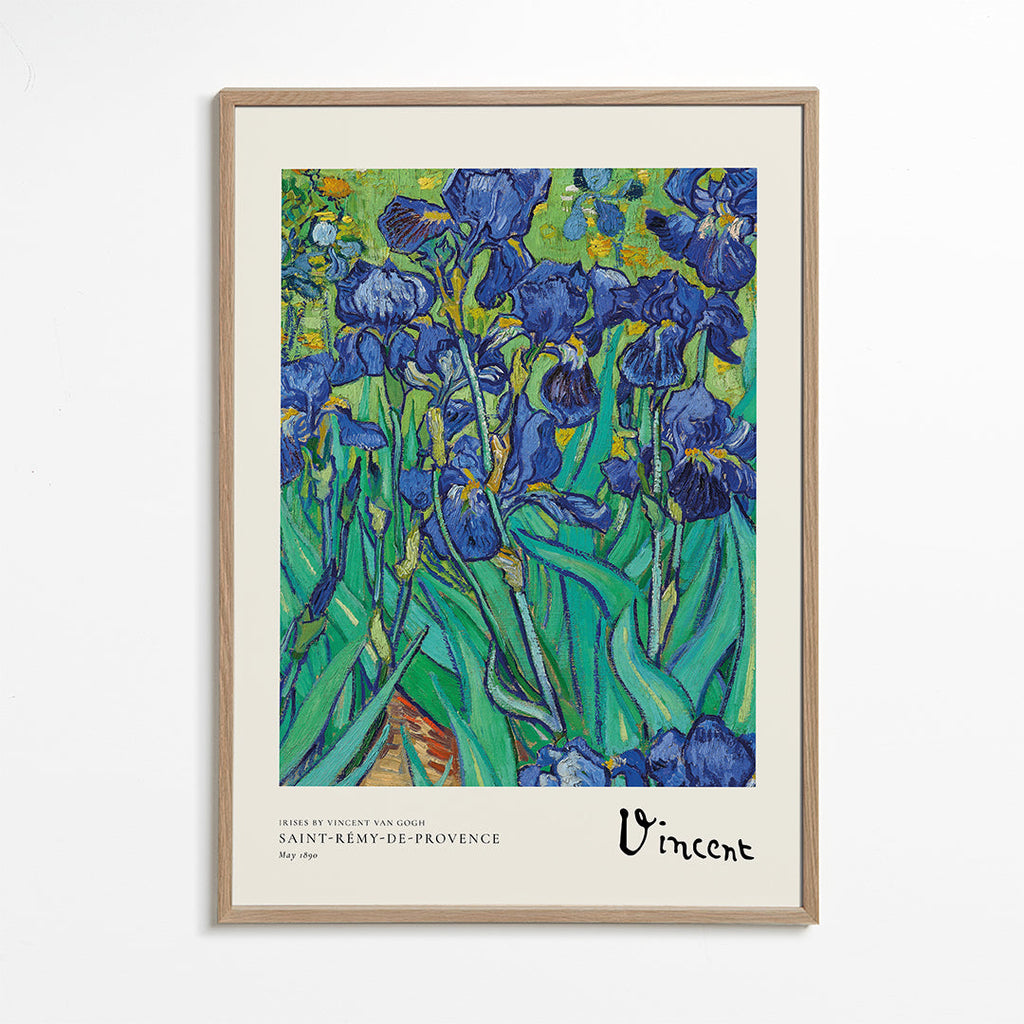 Botanische print: blauwe irissen met expressieve penseelstreek