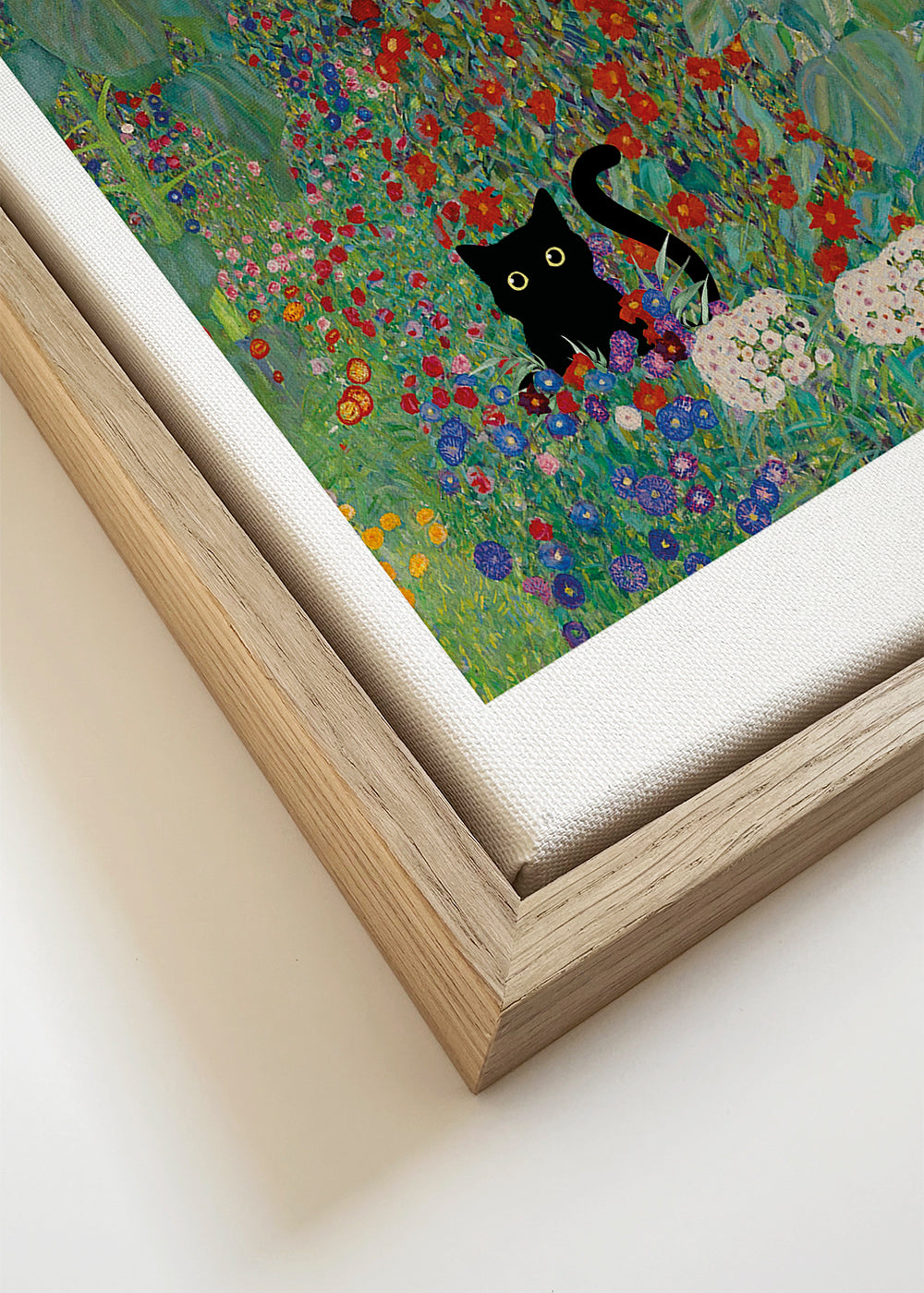 Kat in bloemrijke tuin print