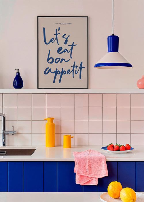 Keuken kunst met opvallend blauw handschrift