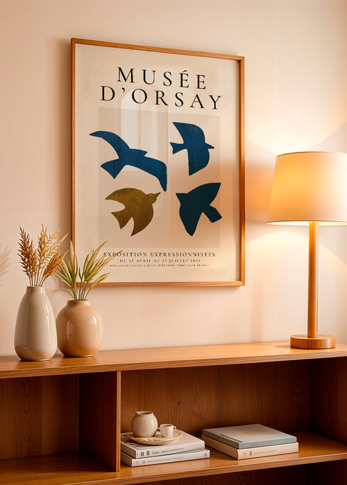 Vintage poster met blauwe en gouden vogelsilhouetten