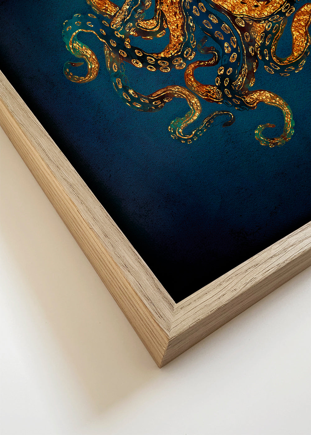 Gouden octopus op diepblauwe achtergrond