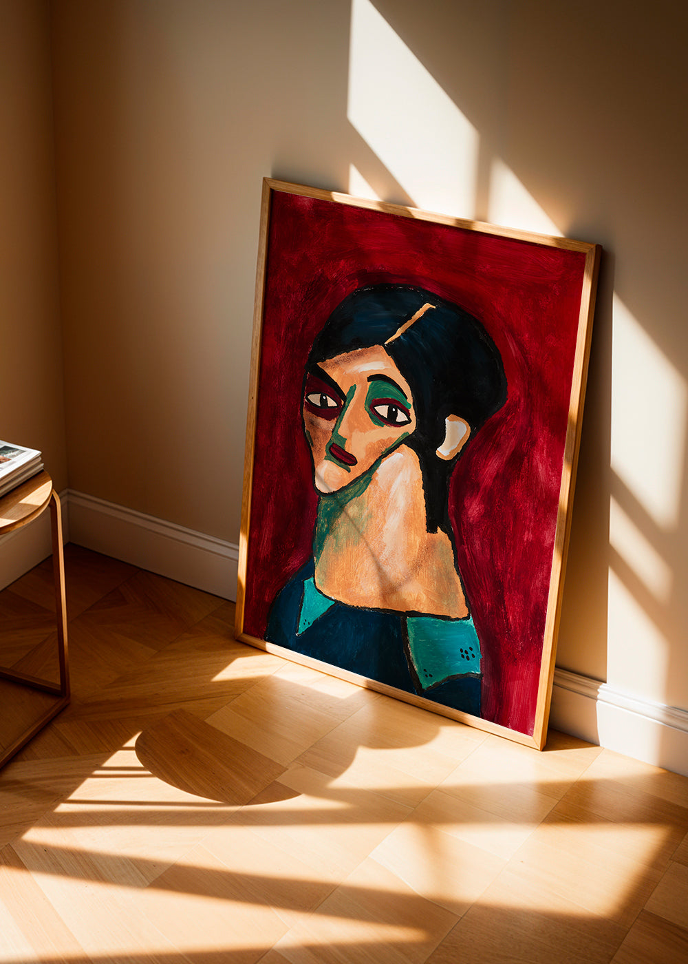 Abstracte kunst: gestileerd portret op dieprood