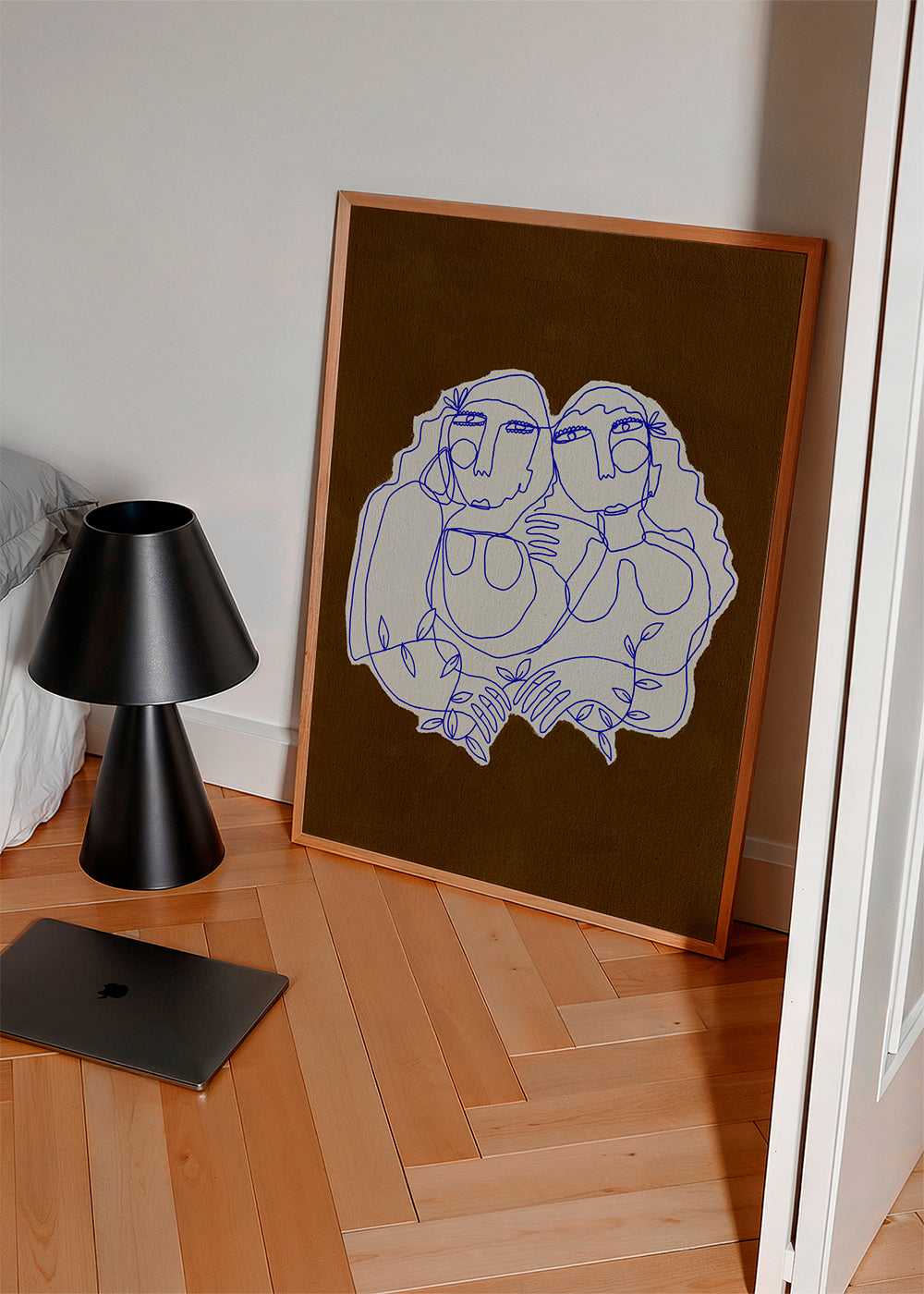 Lijnillustratie van twee omhelzende figuren