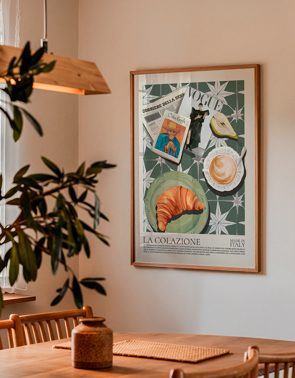 Keukenkunst met croissant en tijdschrift