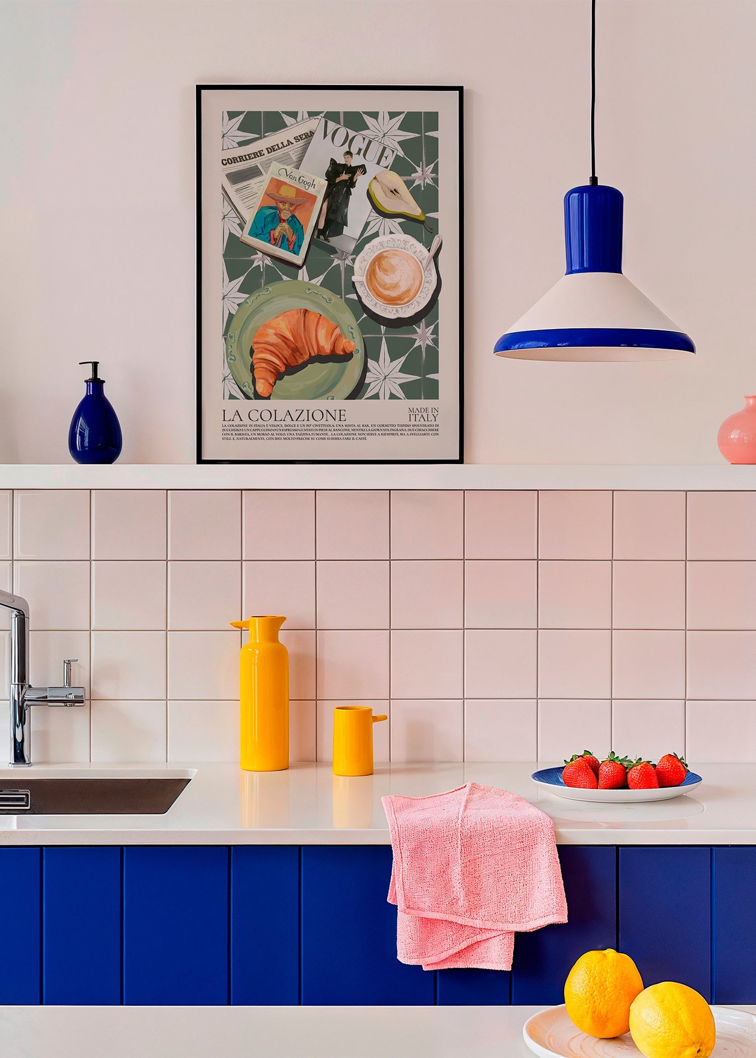 Keukenkunst met croissant en tijdschrift