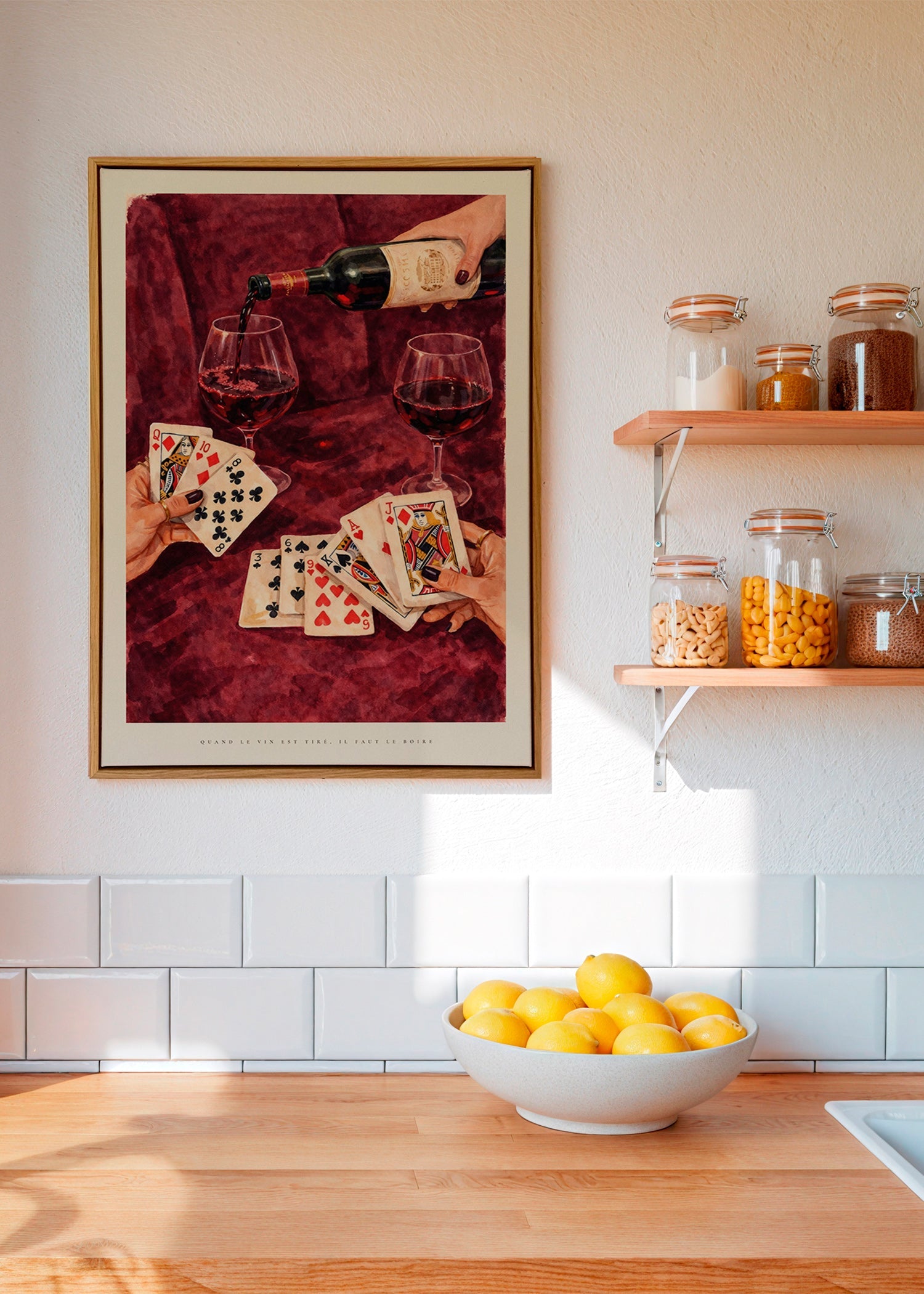 Keuken kunst met speelkaarten en rode wijn