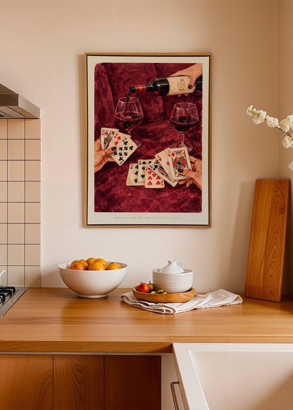 Keuken kunst met speelkaarten en rode wijn