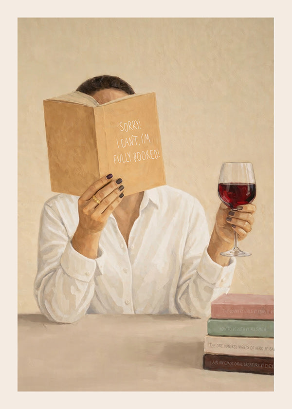 Keuken kunst: vrouw leest met glas wijn