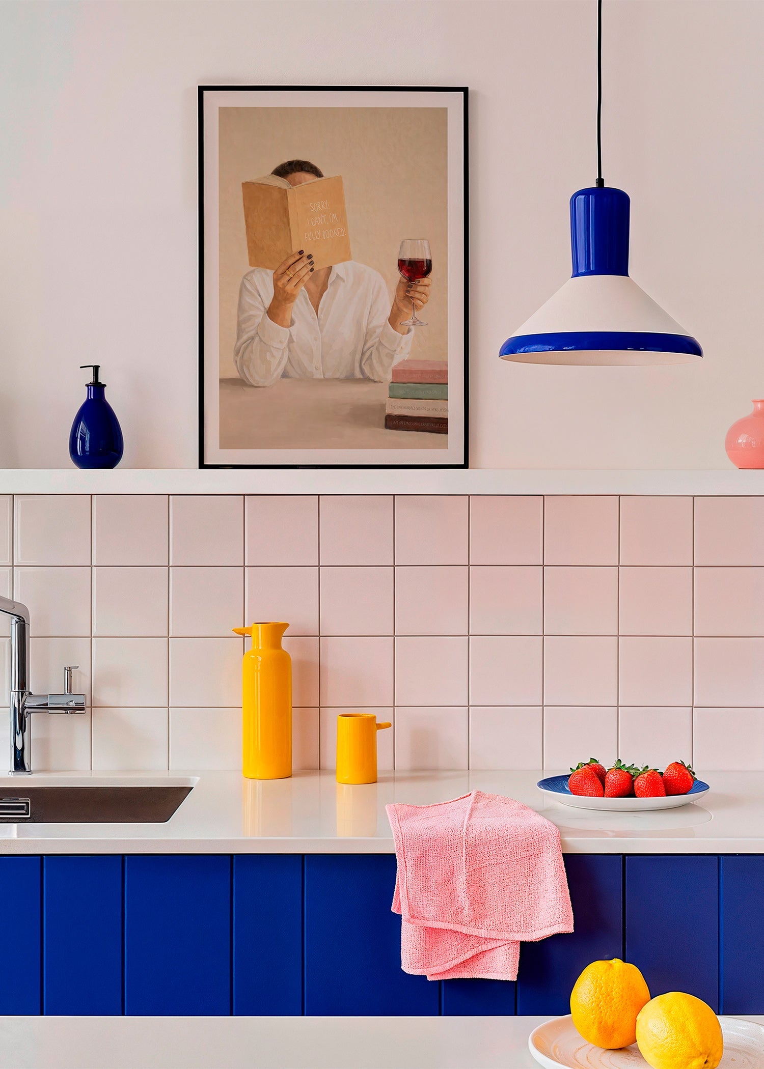 Keuken kunst: vrouw leest met glas wijn