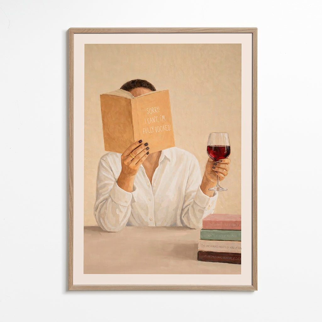Keuken kunst: vrouw leest met glas wijn