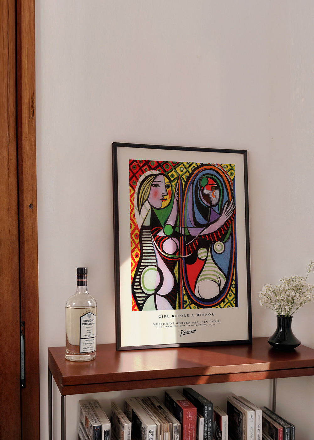 Abstract schilderij met figuur voor een spiegel