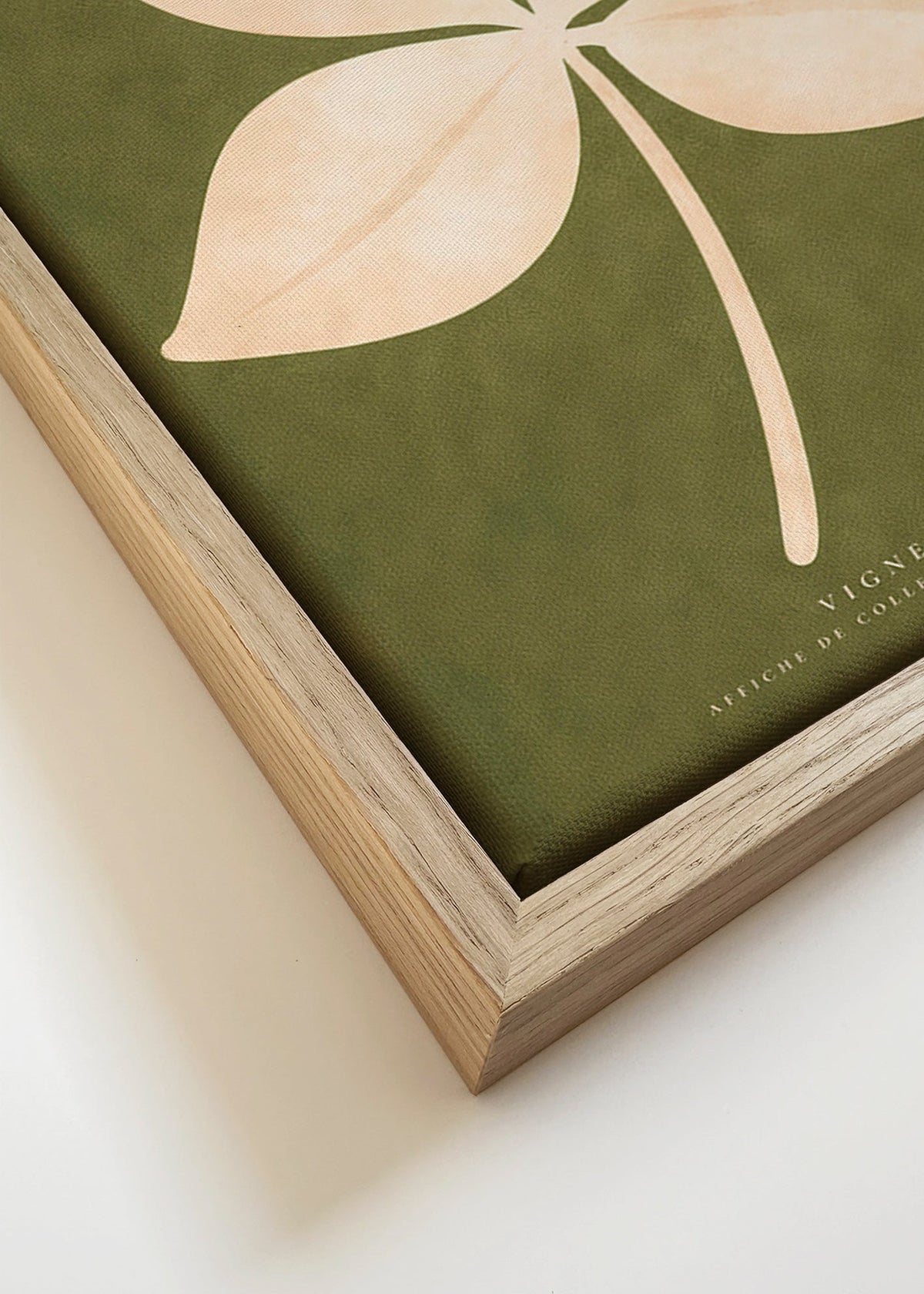 Botanische print: crèmekleurig blad op groen veld
