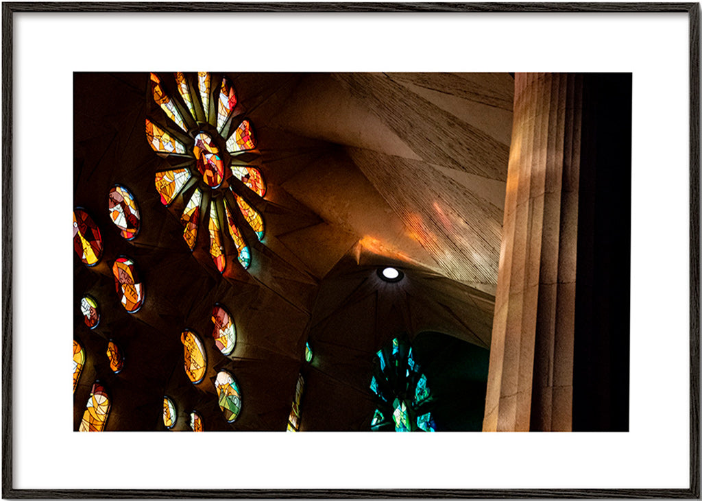 Architectuurfotografie van glas-in-lood met warm licht