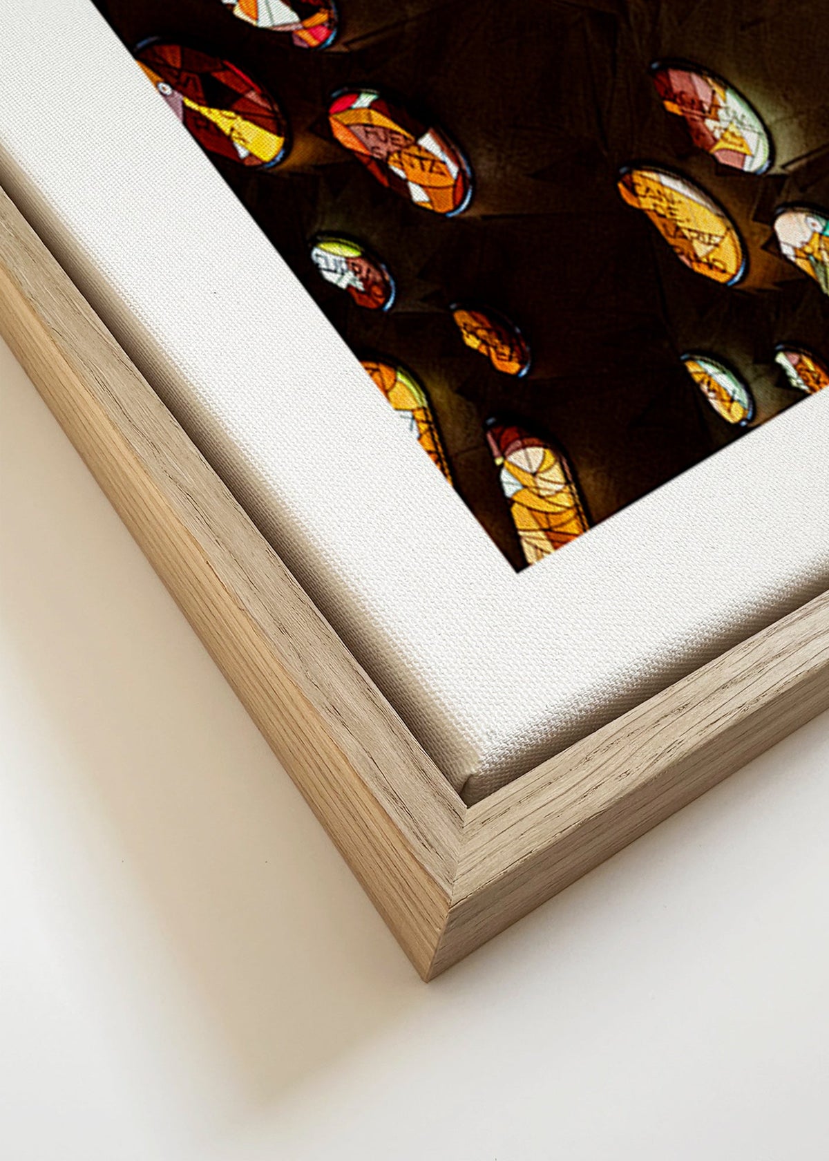 Architectuurfotografie van glas-in-lood met warm licht
