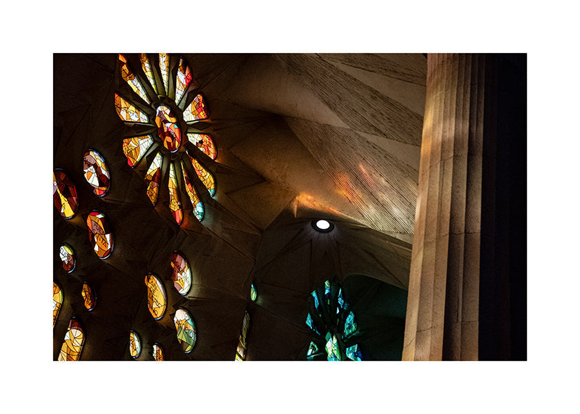 Architectuurfotografie van glas-in-lood met warm licht