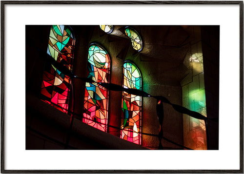Fotografie van glas-in-loodramen in gotisch interieur