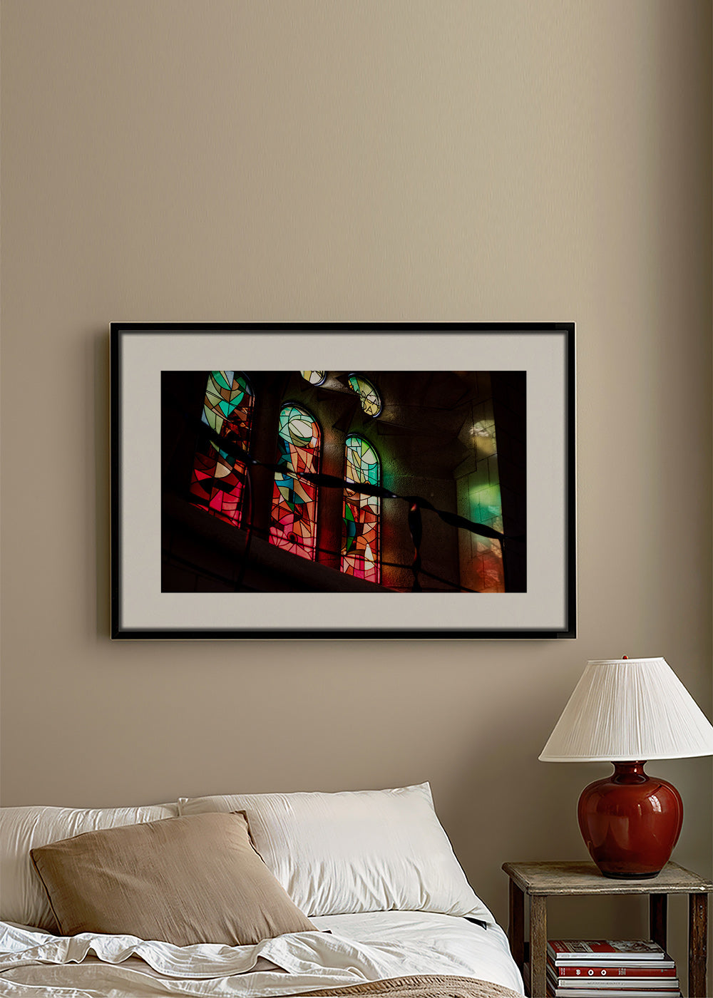 Fotografie van glas-in-loodramen in gotisch interieur