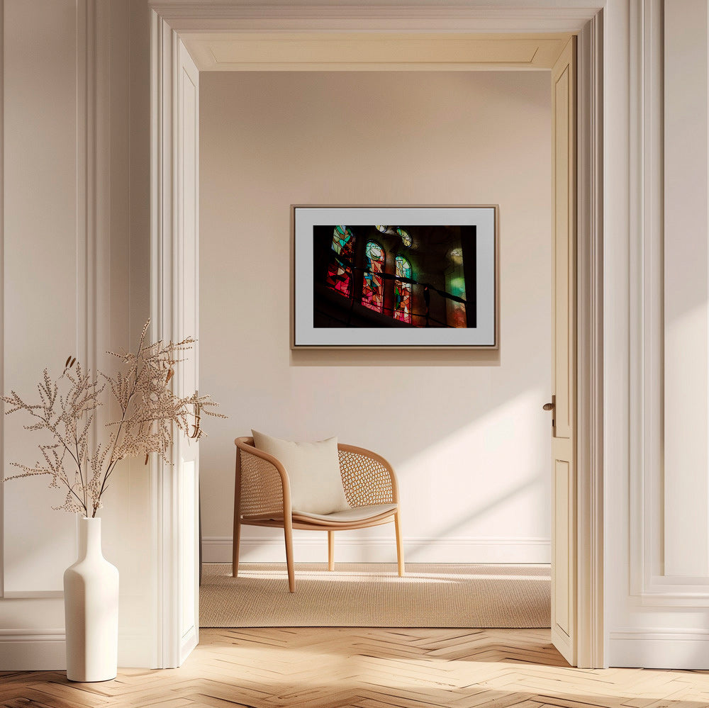 Fotografie van glas-in-loodramen in gotisch interieur