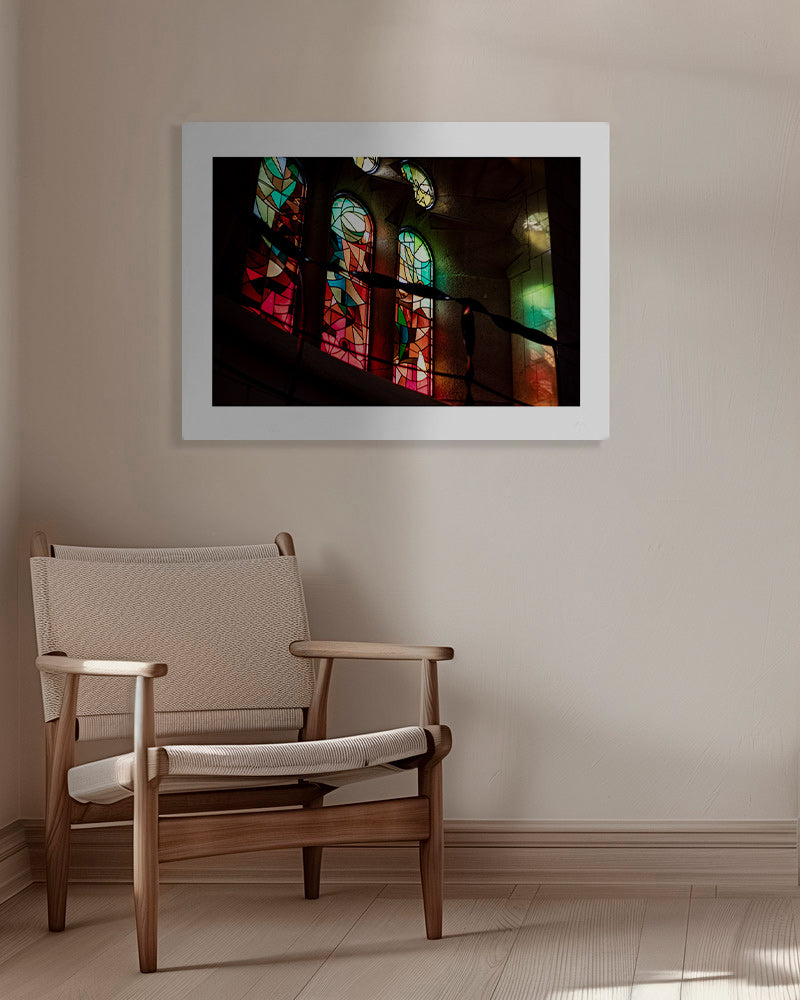 Fotografie van glas-in-loodramen in gotisch interieur