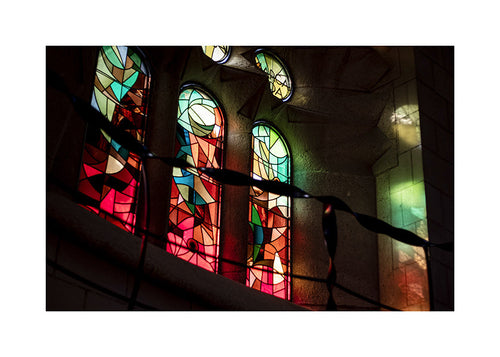 Fotografie van glas-in-loodramen in gotisch interieur