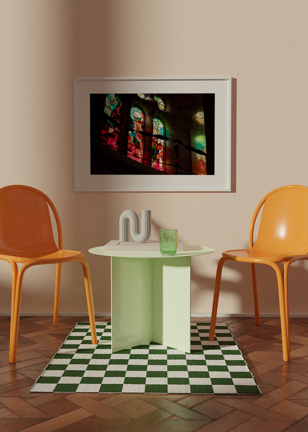Fotografie van glas-in-loodramen in gotisch interieur