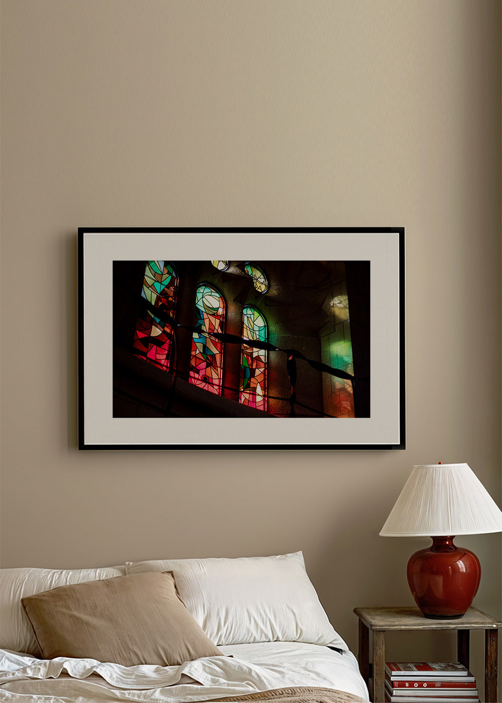 Fotografie van glas-in-loodramen in gotisch interieur