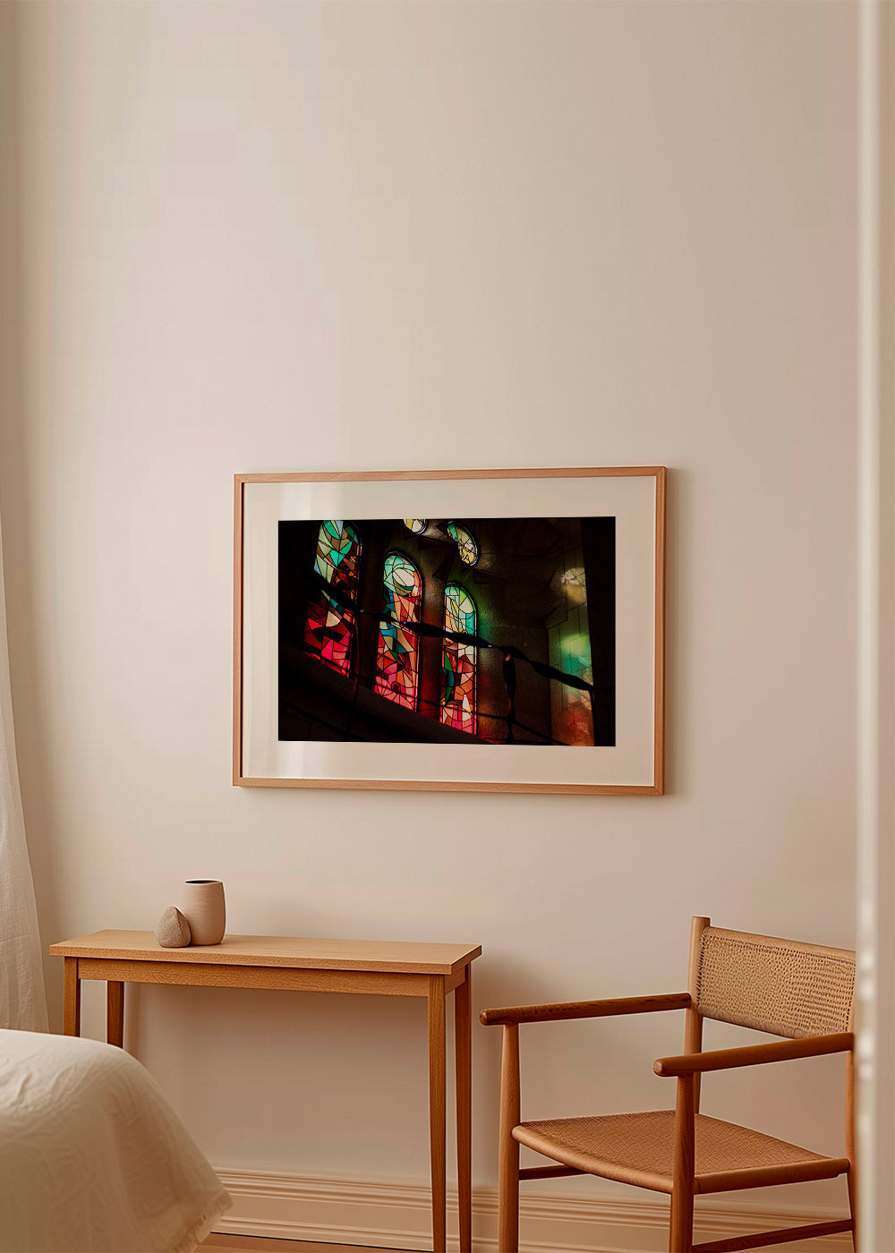 Fotografie van glas-in-loodramen in gotisch interieur