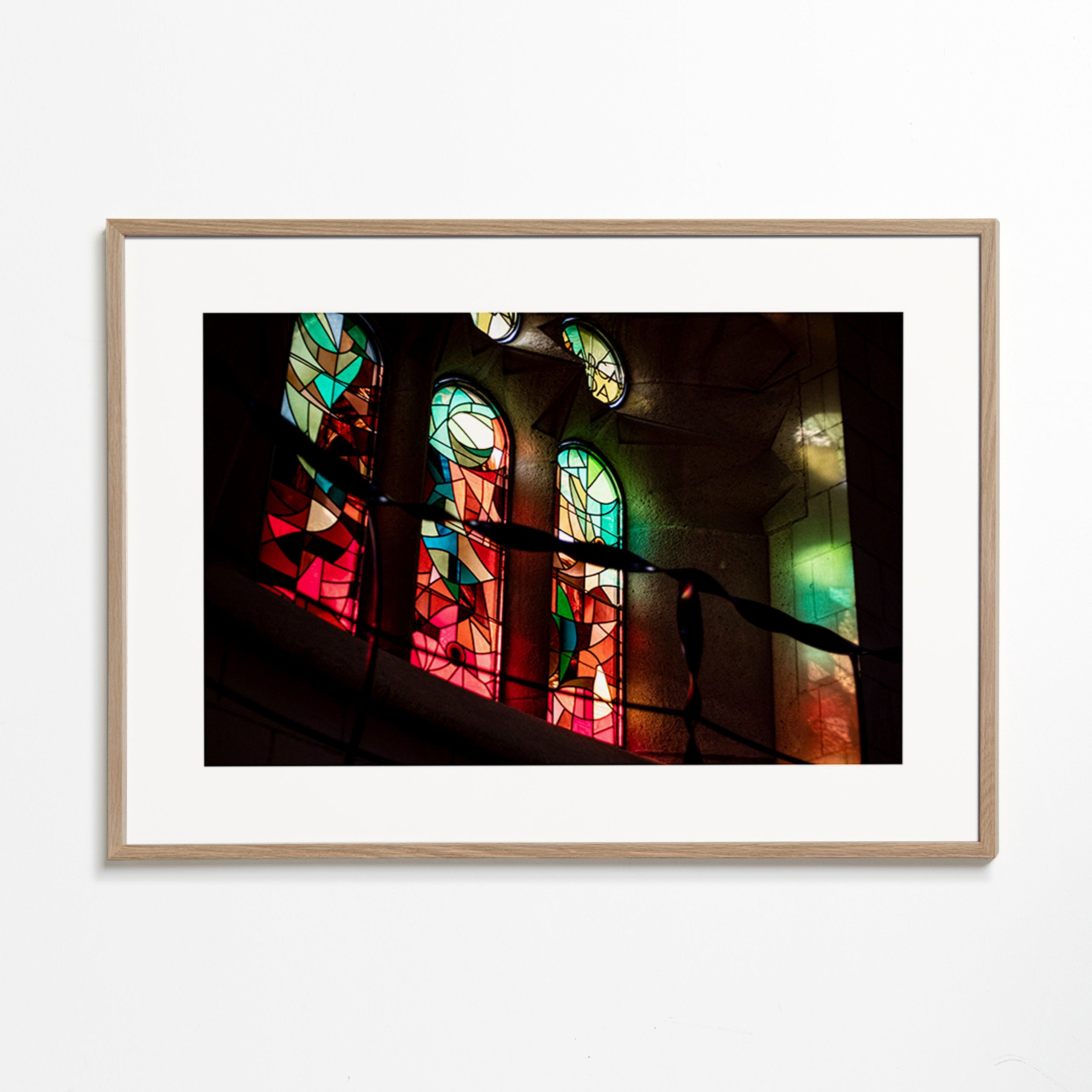 Fotografie van glas-in-loodramen in gotisch interieur