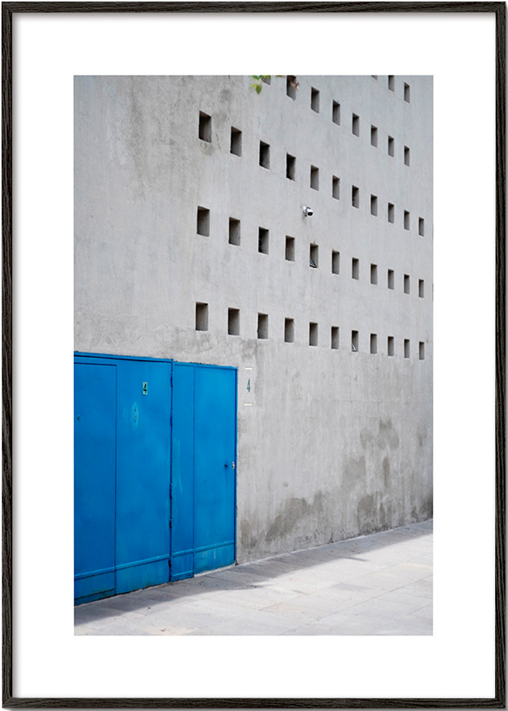 Blauwe deur en geometrische gevel