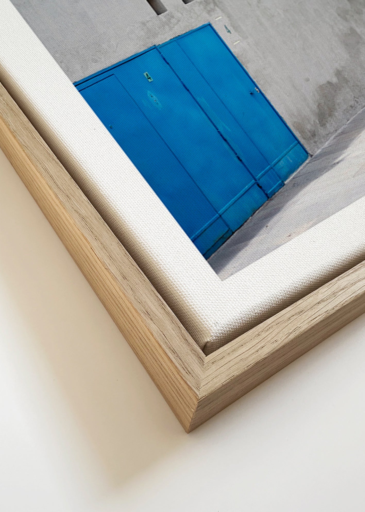 Blauwe deur en geometrische gevel