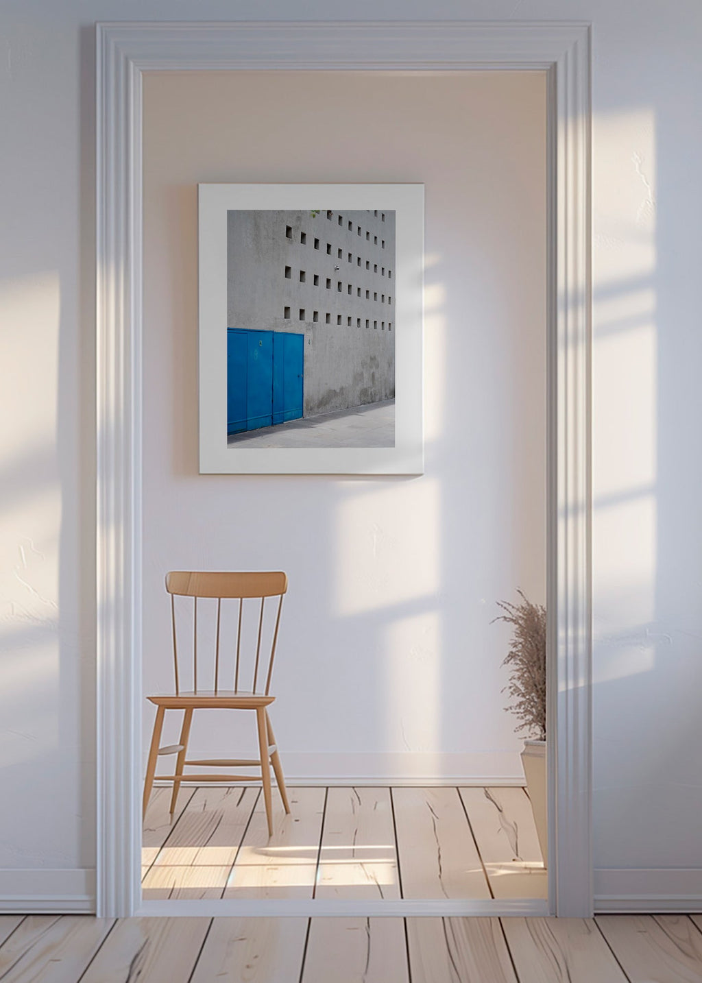 Blauwe deur en geometrische gevel
