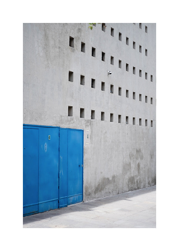 Blauwe deur en geometrische gevel