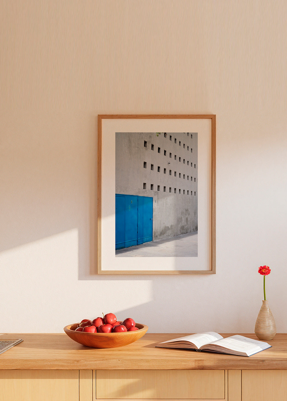 Blauwe deur en geometrische gevel