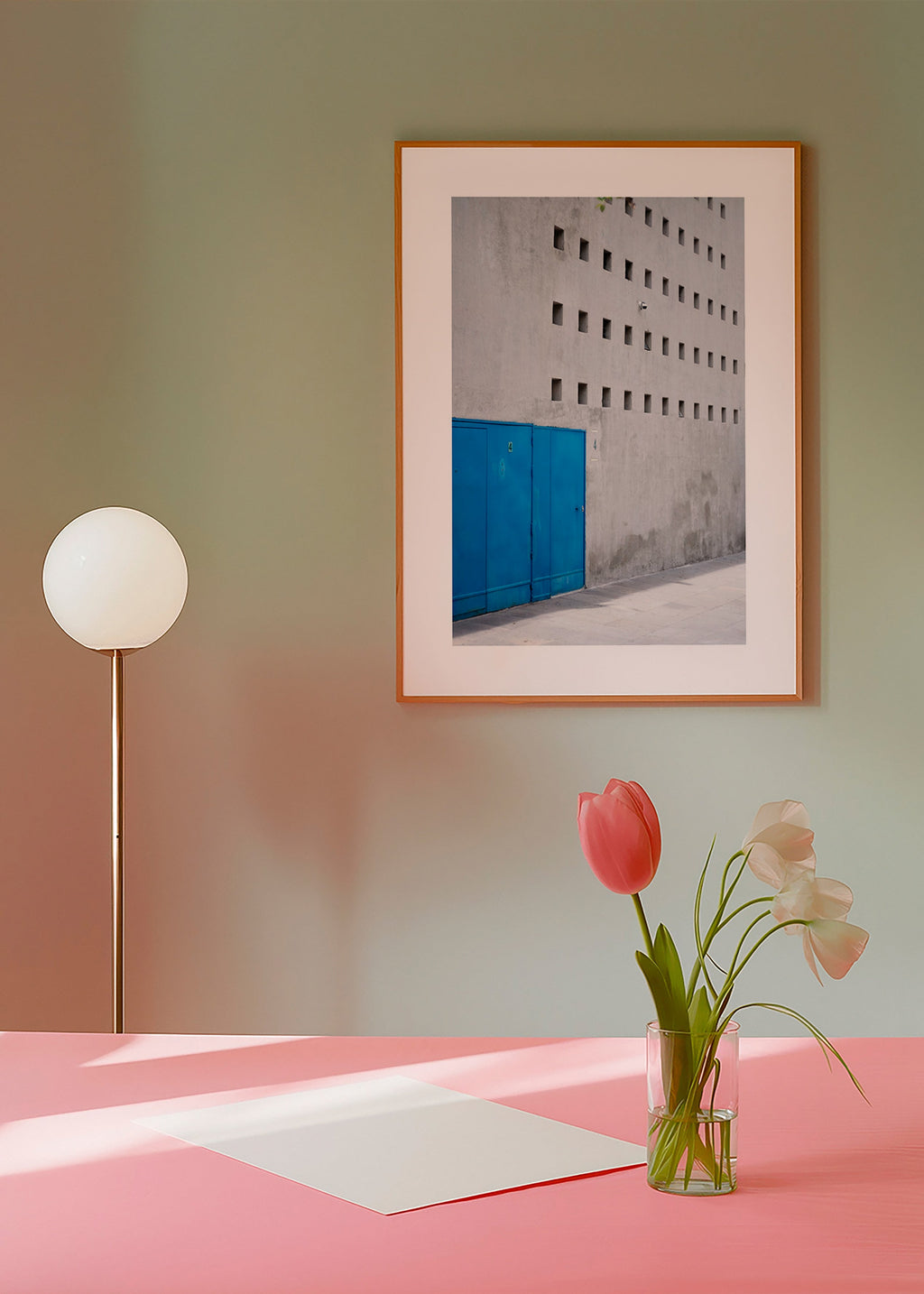 Blauwe deur en geometrische gevel