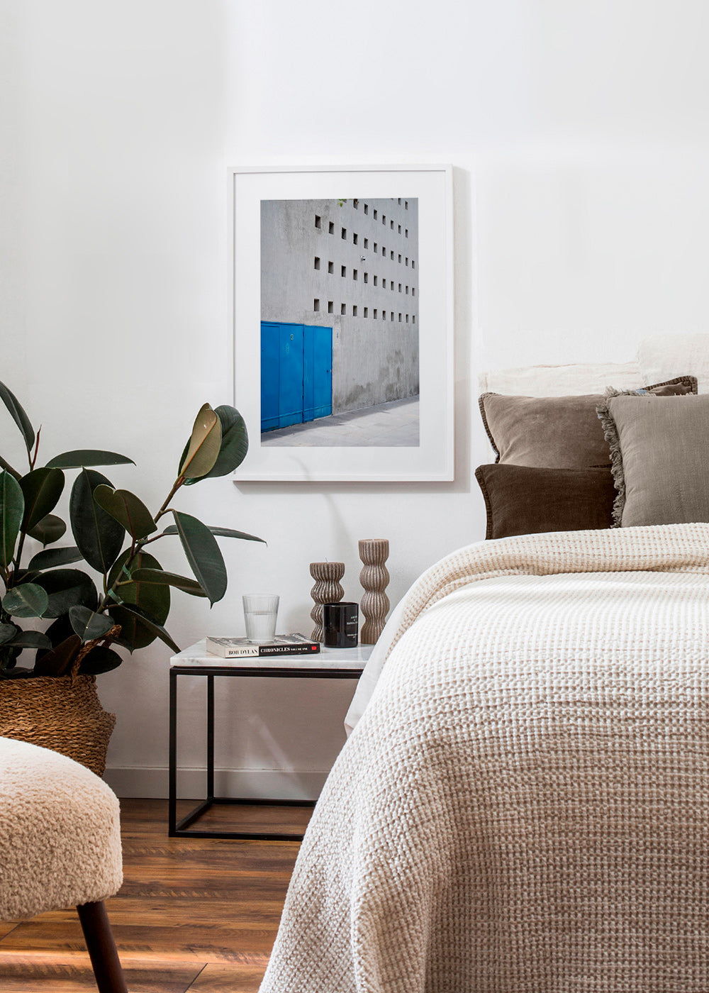 Blauwe deur en geometrische gevel