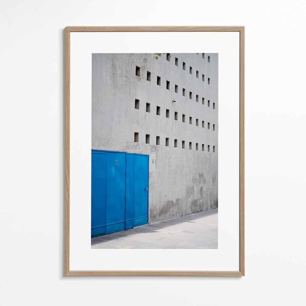 Blauwe deur en geometrische gevel