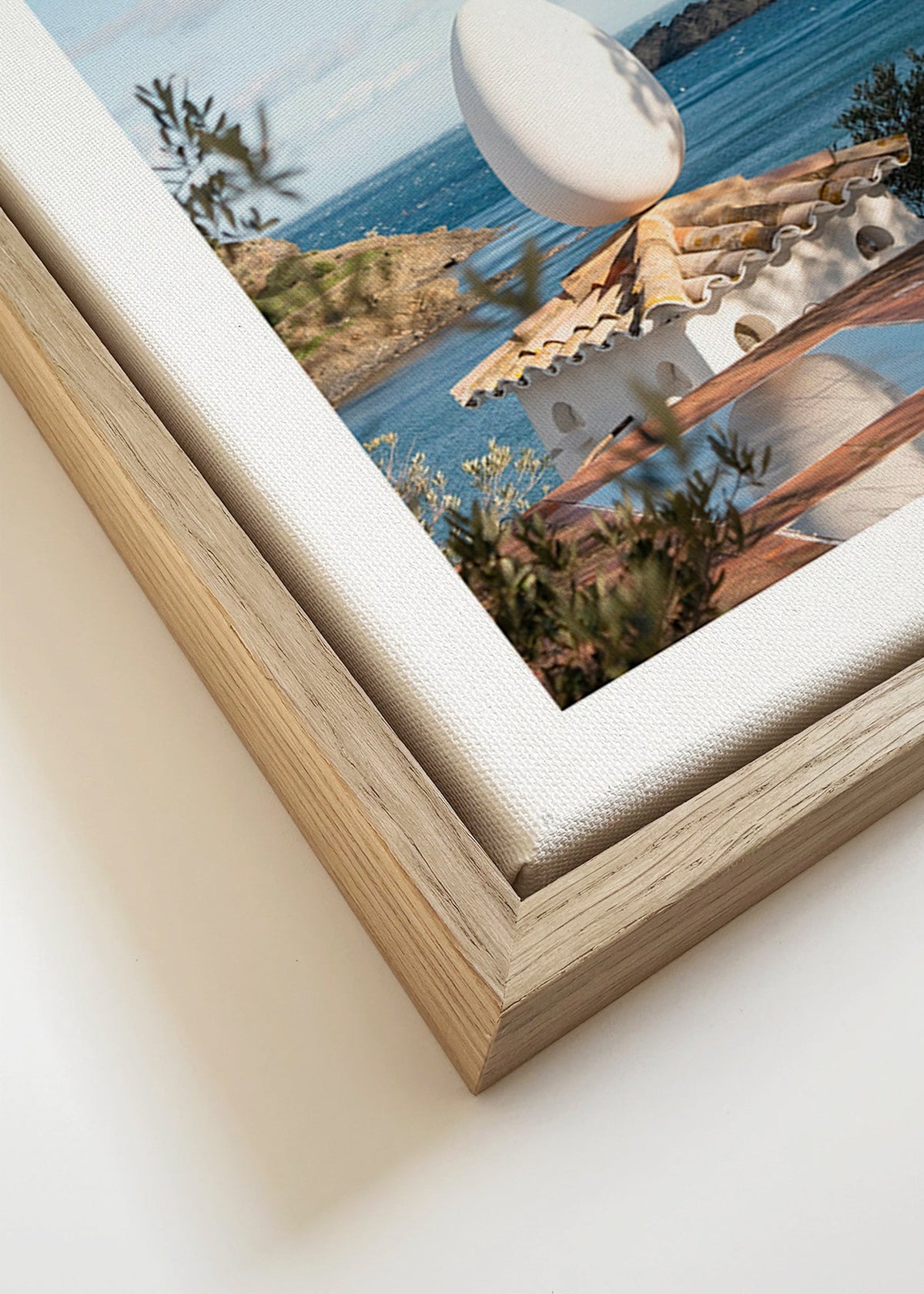 Landschap kunst met sculpturaal ei bij zee