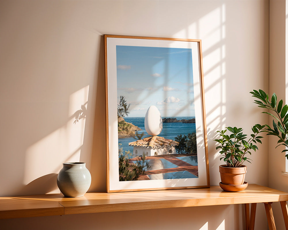 Landschap kunst met sculpturaal ei bij zee
