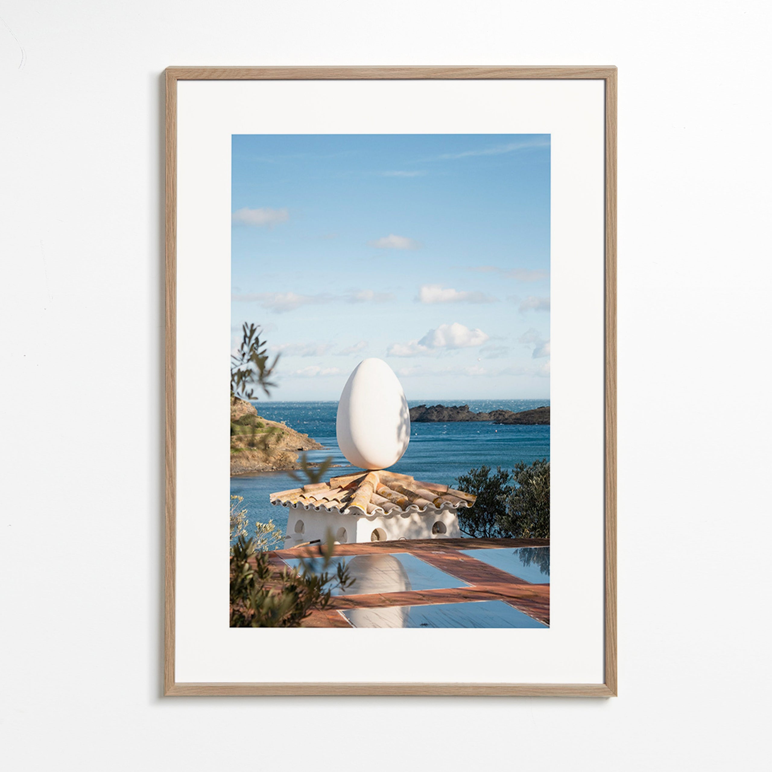 Landschap kunst met sculpturaal ei bij zee