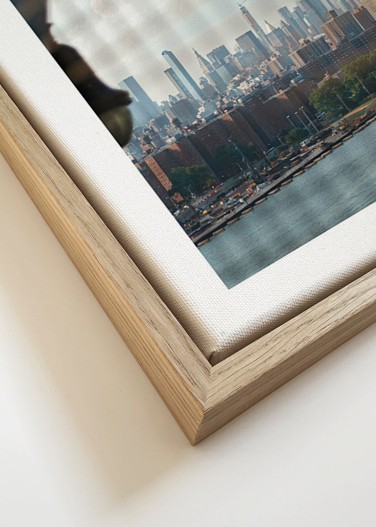 Stadsposter met skyline door het raam
