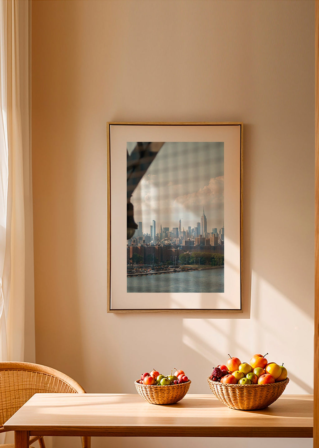 Stadsposter met skyline door het raam