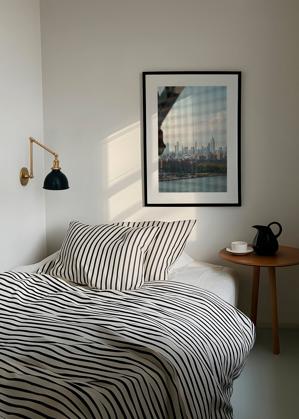 Stadsposter met skyline door het raam