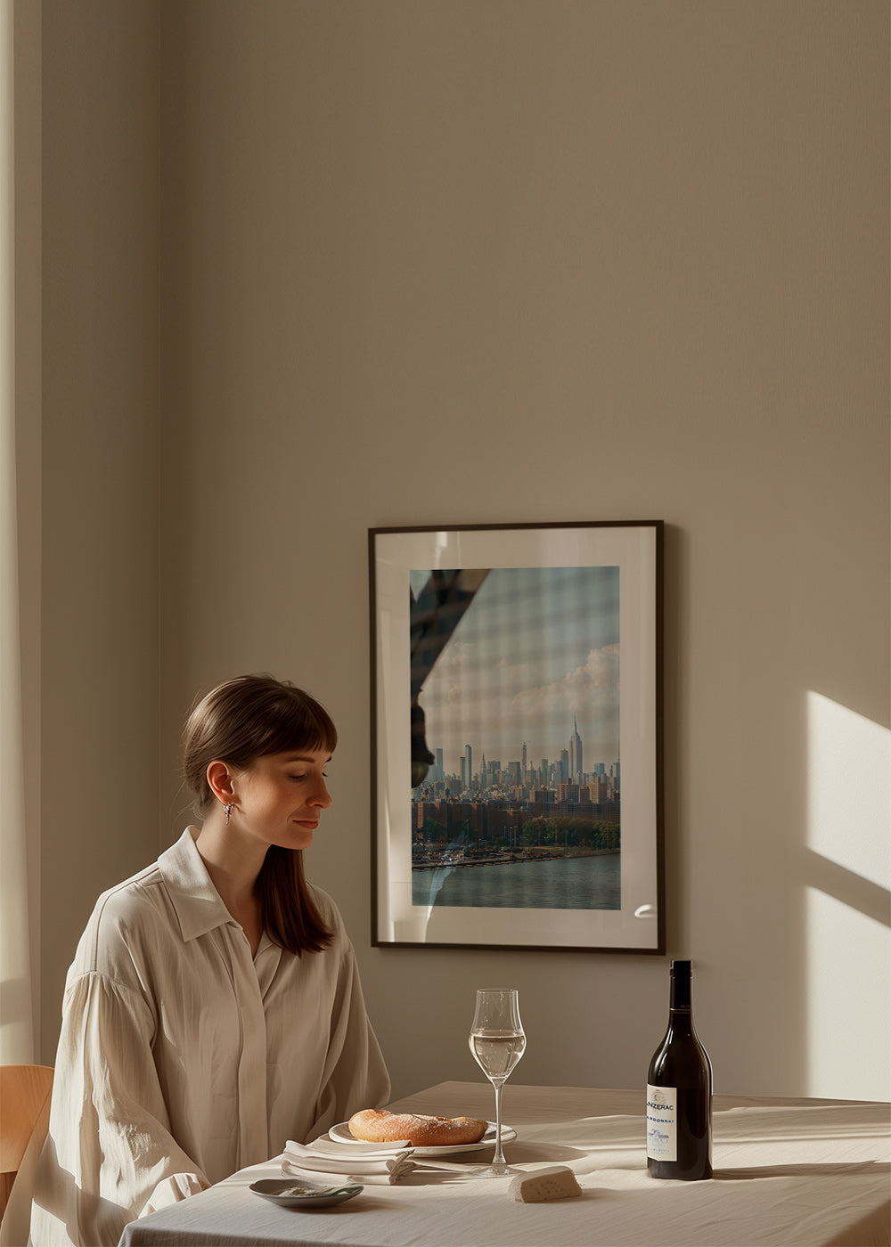 Stadsposter met skyline door het raam
