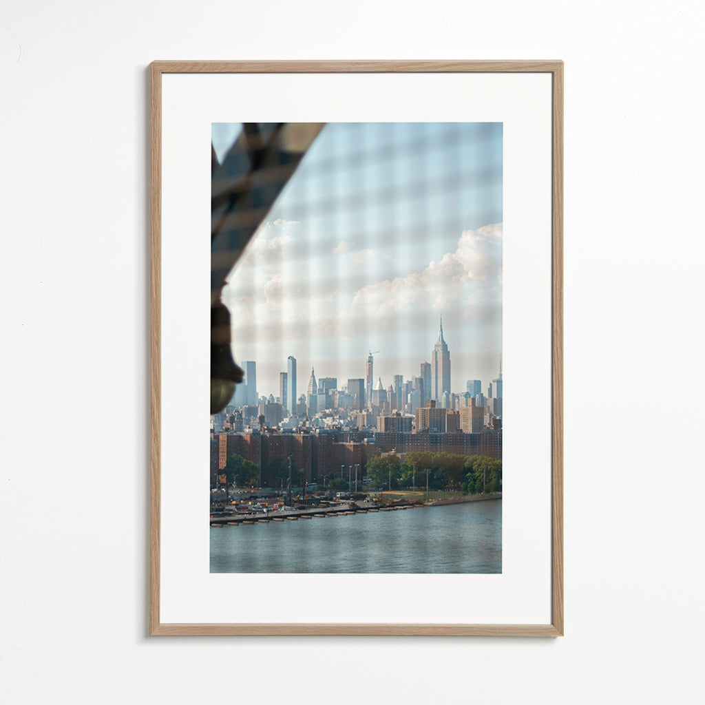 Stadsposter met skyline door het raam