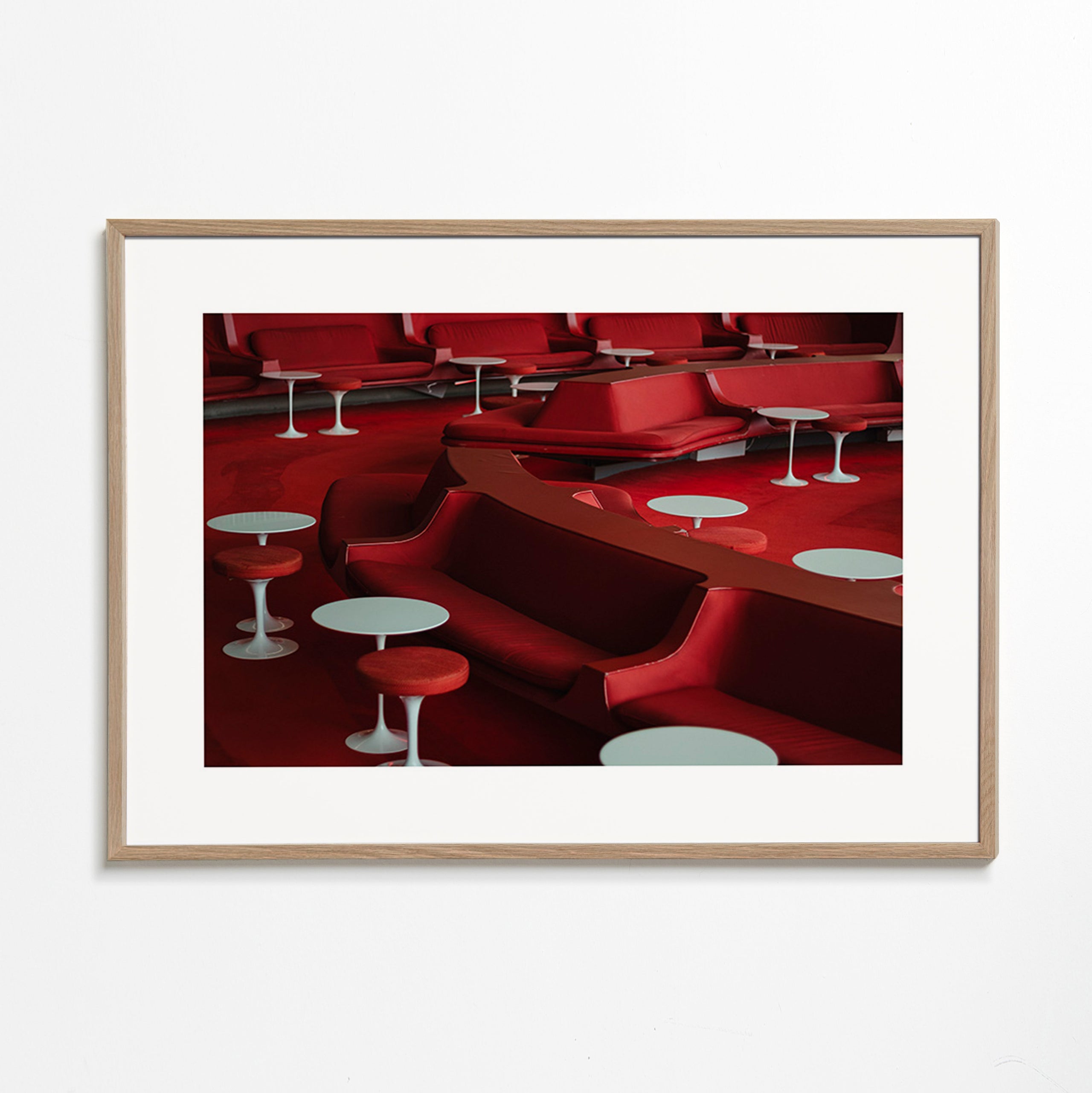 Rode lounge-foto met gebogen zitplaatsen