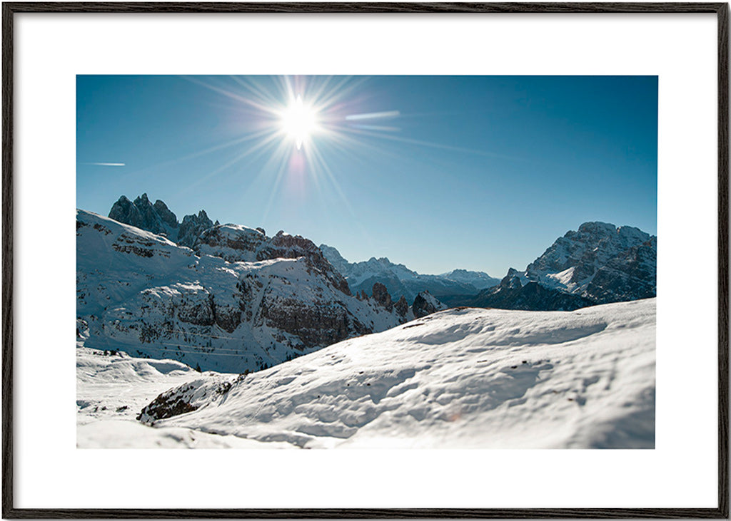 Landschap kunst: besneeuwde bergketen onder felle zon